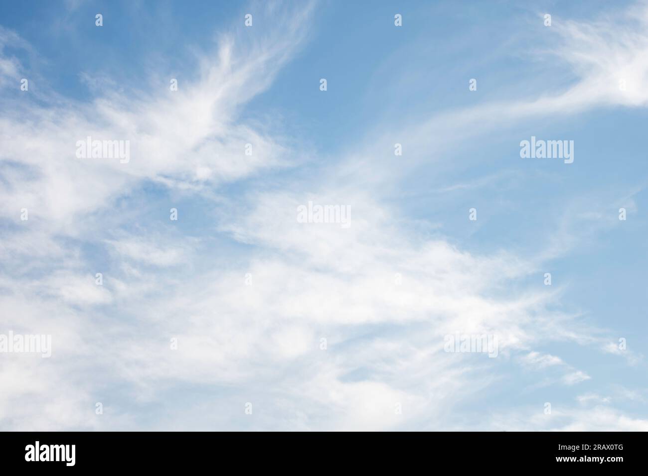 Sky sostituzione di nuvole cirrocumulo visibili nel tardo pomeriggio contro un cielo blu. Foto Stock