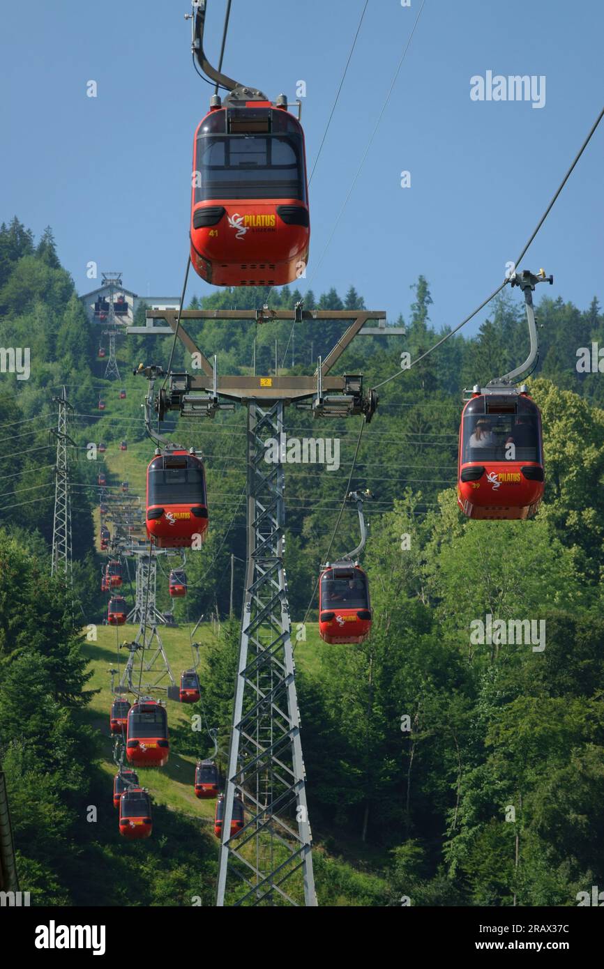 Lucerna, Svizzera - 26 giugno 2023: Il Monte Durante il giorno viene mostrata la funivia Pilatus Luzern. Solo per uso editoriale. Foto Stock