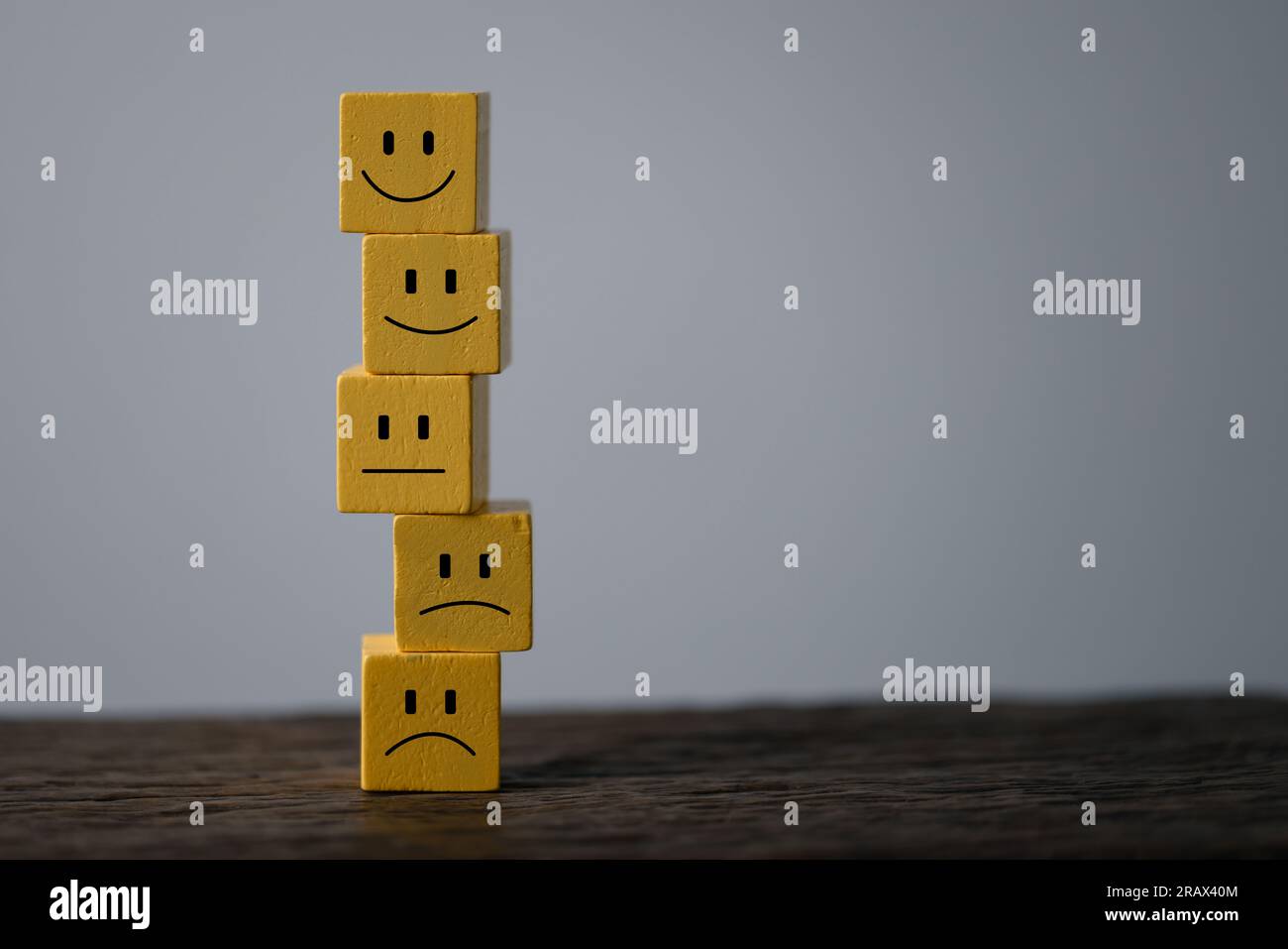 Ottieni preziosi feedback e valutazioni su prodotti e servizi con questa icona a forma di cubo in legno giallo. Misurare la soddisfazione del cliente, valutare l'esperienza dell'utente, Foto Stock