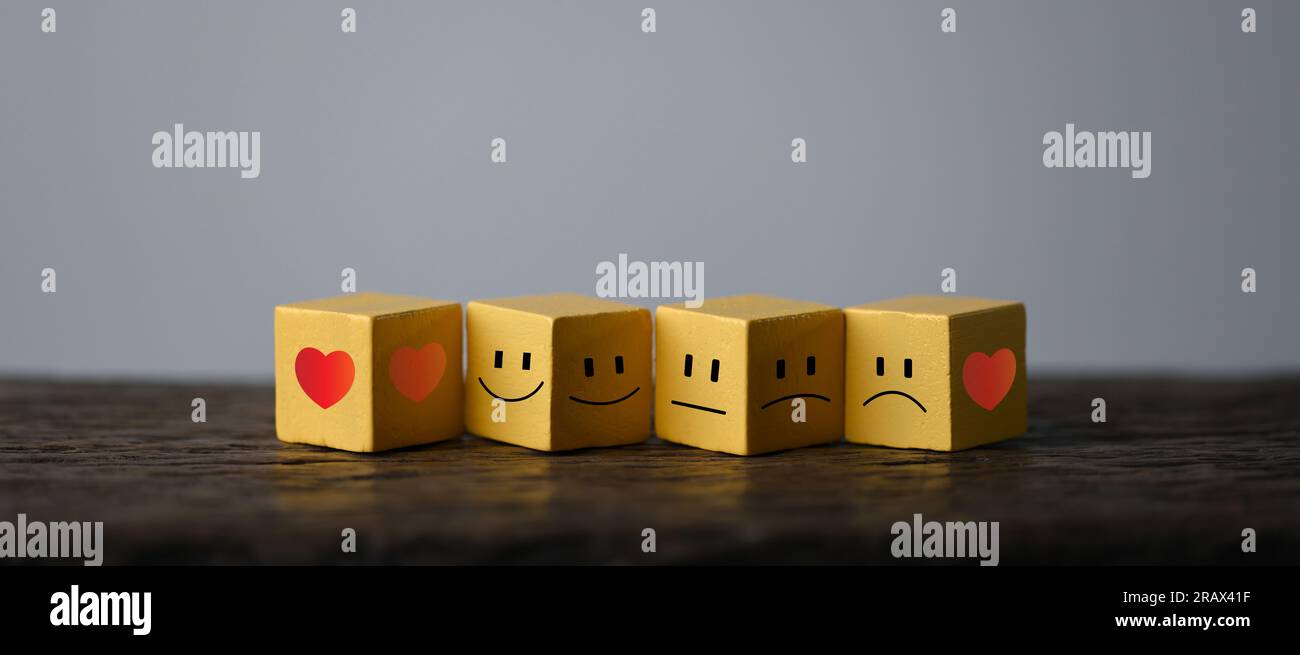 Ottieni preziosi feedback e valutazioni su prodotti e servizi con questa icona a forma di cubo in legno giallo. Misurare la soddisfazione del cliente, valutare l'esperienza dell'utente, Foto Stock