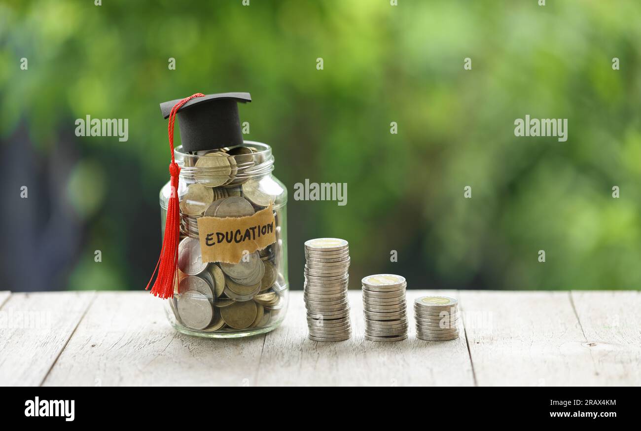 Conoscenza e successo: Titolo di laurea su libri in una splendida natura. Risultato sbloccato: Cappello di laurea e libri simboleggiano educati Foto Stock