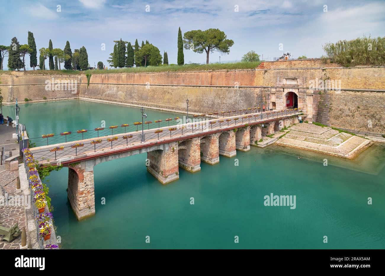 Peschiera del Garda - veduta del Ponte di porta Brescia nella cittadella fortificata Foto Stock