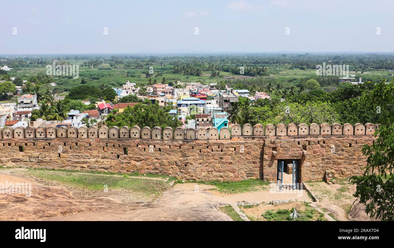 Vista delle mura della fortezza di Thirumayam Fort e Village View, Pudukottai, Tamilnadu, India. Foto Stock