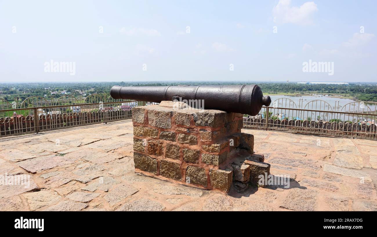 Cannone in cima al forte di Thirumayam, Pudukottai, Tamilnadu, India. Foto Stock