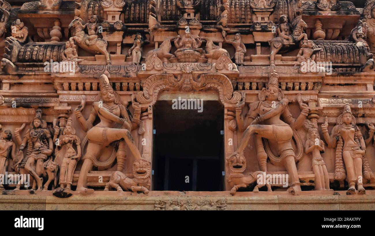 Sculture sul Gopuram di Sathyagiriswara Rock Cut Cave Tempio di Shiva e fortezza di Thirumayam Fort, Pudukottai, Tamilnadu, India. Foto Stock