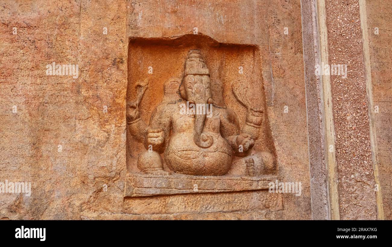 Scultura rupestre del Signore Ganesha nel tempio Arulmigu Kuduminathar, Kudumiyamalai, Pudukottai, Tamilnadu, India. Foto Stock
