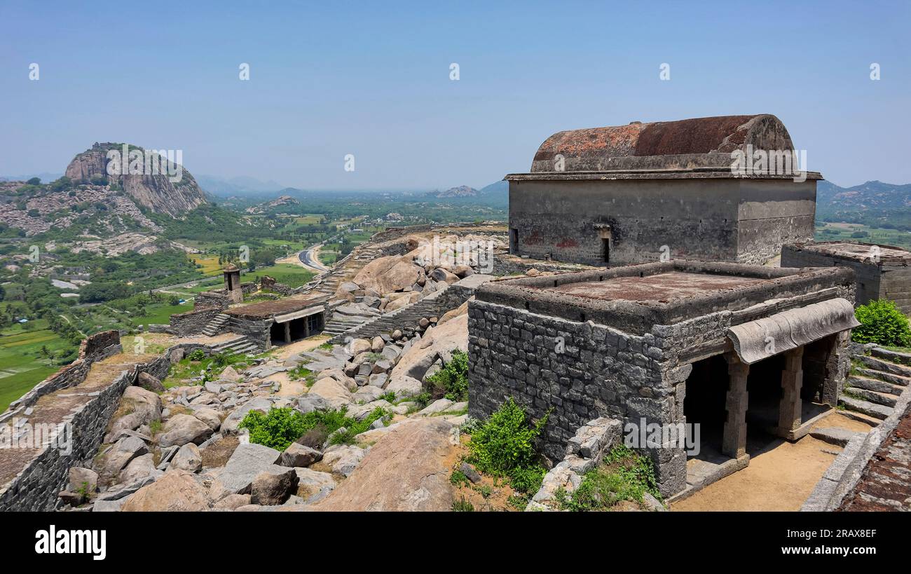 Vista del forte di Gingee o del forte Senji e del Granary sulla cima del forte, Gingee, Villupuram, Tamilnadu, India. Foto Stock