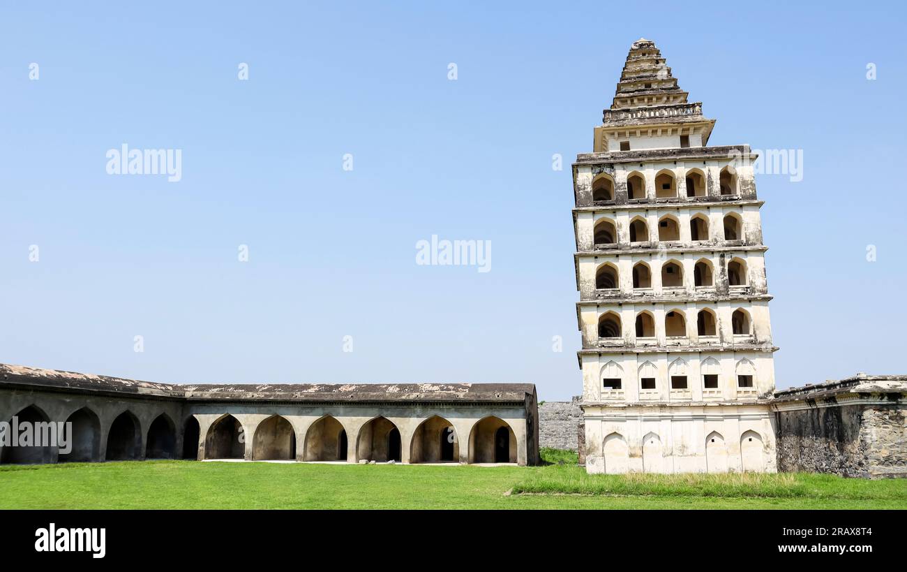 Vista del Rajagiri Kalyana Mahal, ex residenza dei governatori nel Campus di Gingee Fort, Gingee, Tamilnadu, India. Foto Stock