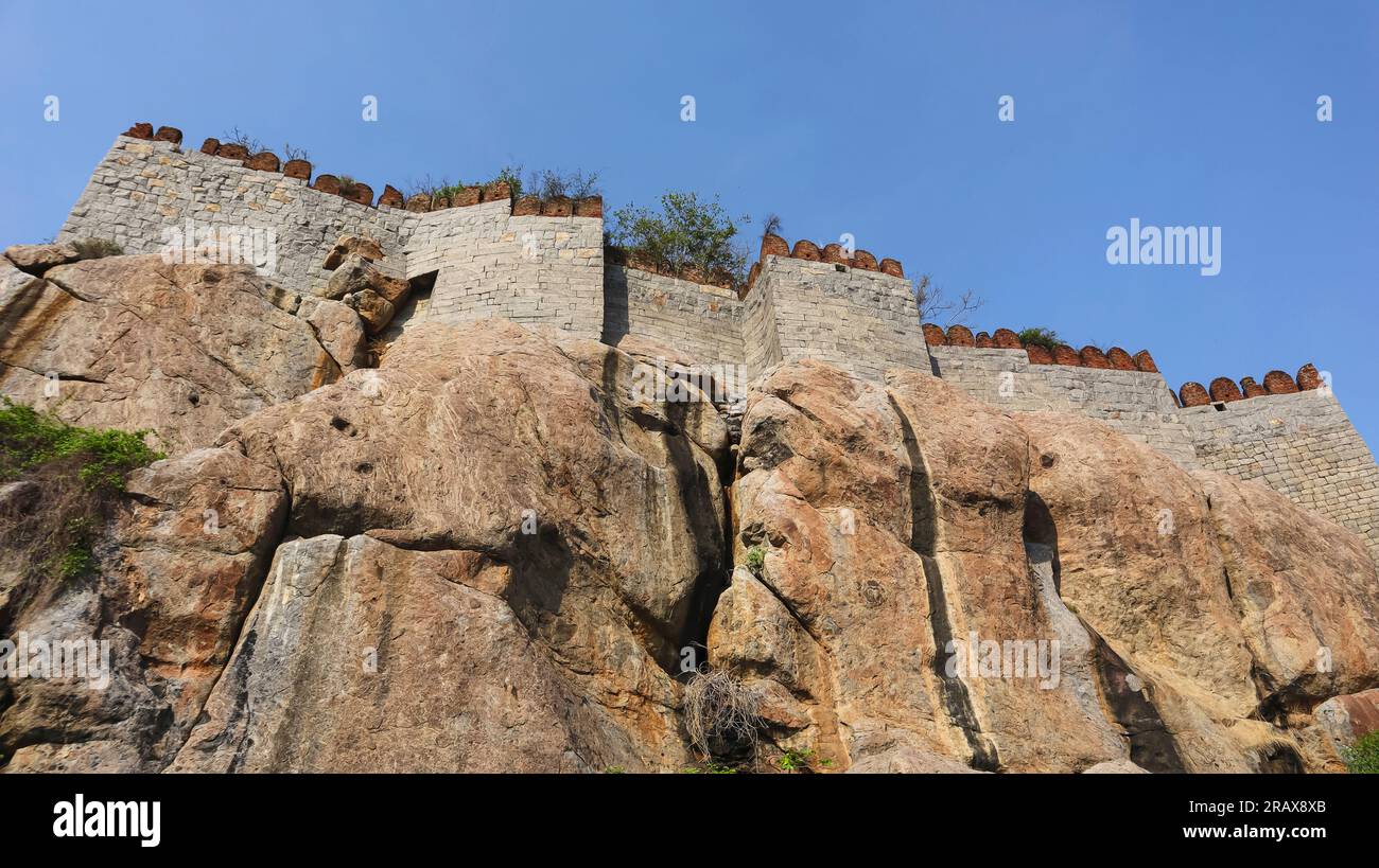 Vista della fortezza costruita sulla collina di Rock, del forte di Gingee, di Villupuram, di Tamilnadu, India. Foto Stock