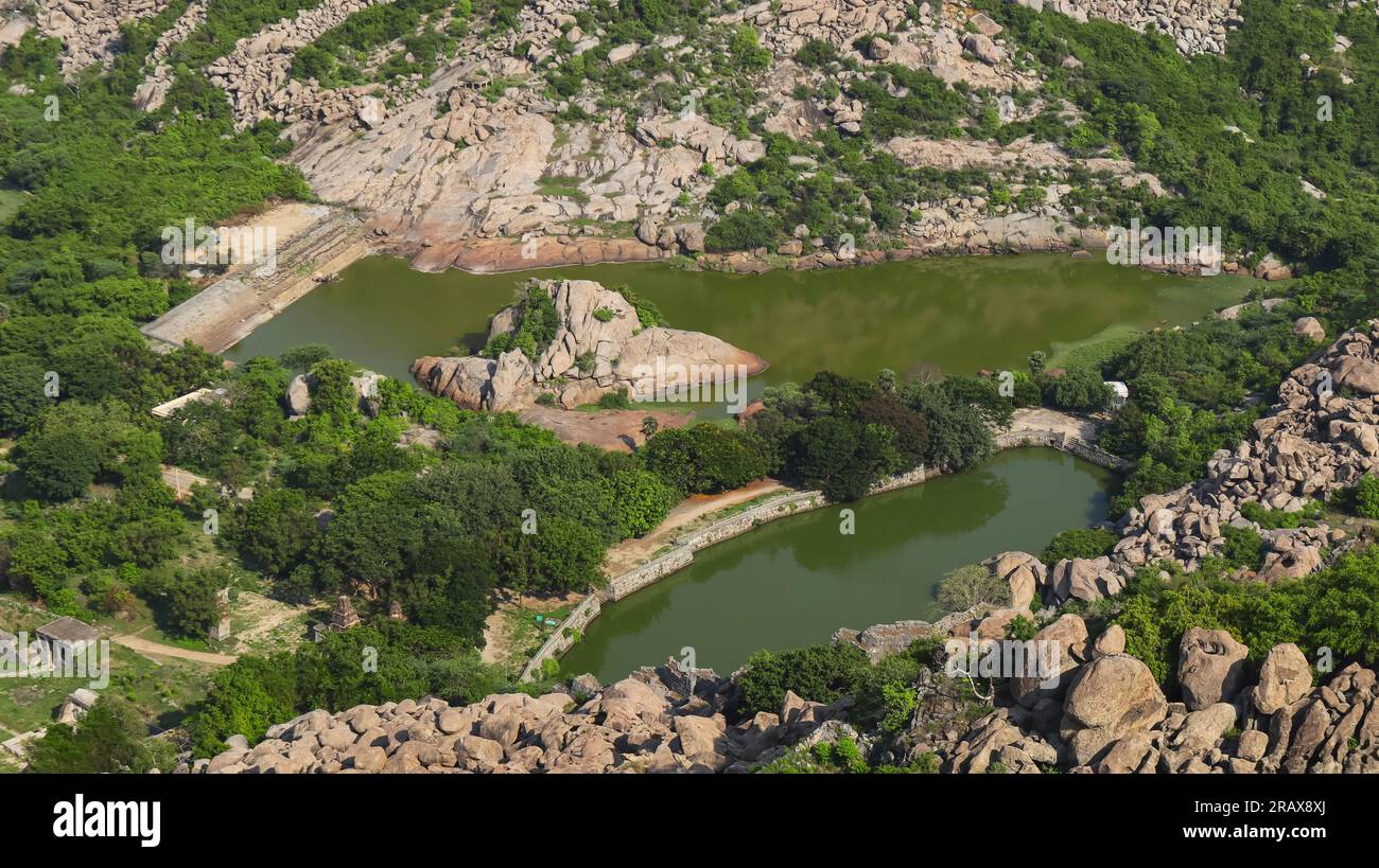 Piccolo bacino idrico nel Campus di Gingee Fort, Villupuram, Tamilnadu, India. Foto Stock