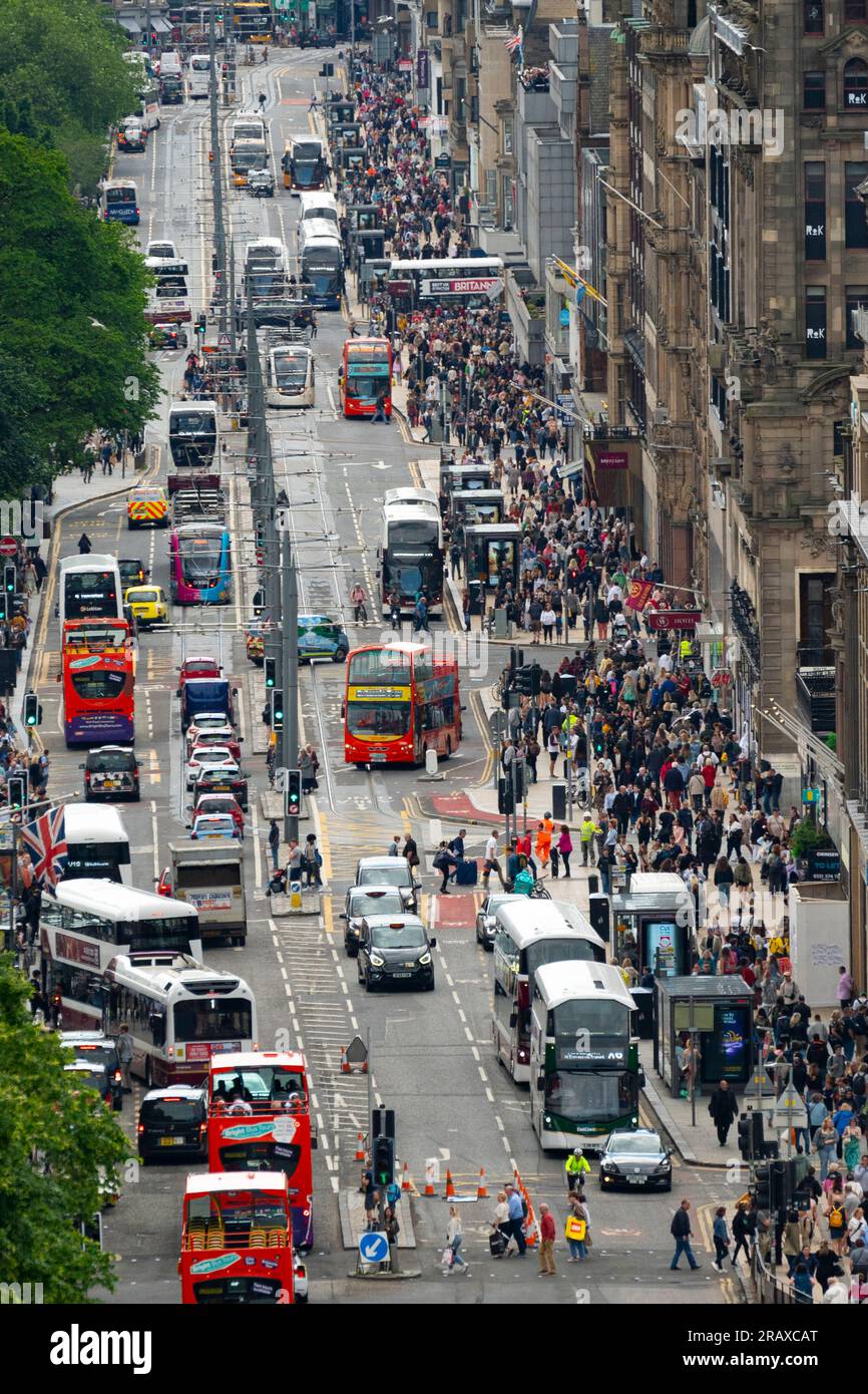 Traffico pesante di trasporto pubblico e pedoni su Princes Street a Edimburgo, Scozia, Regno Unito Foto Stock