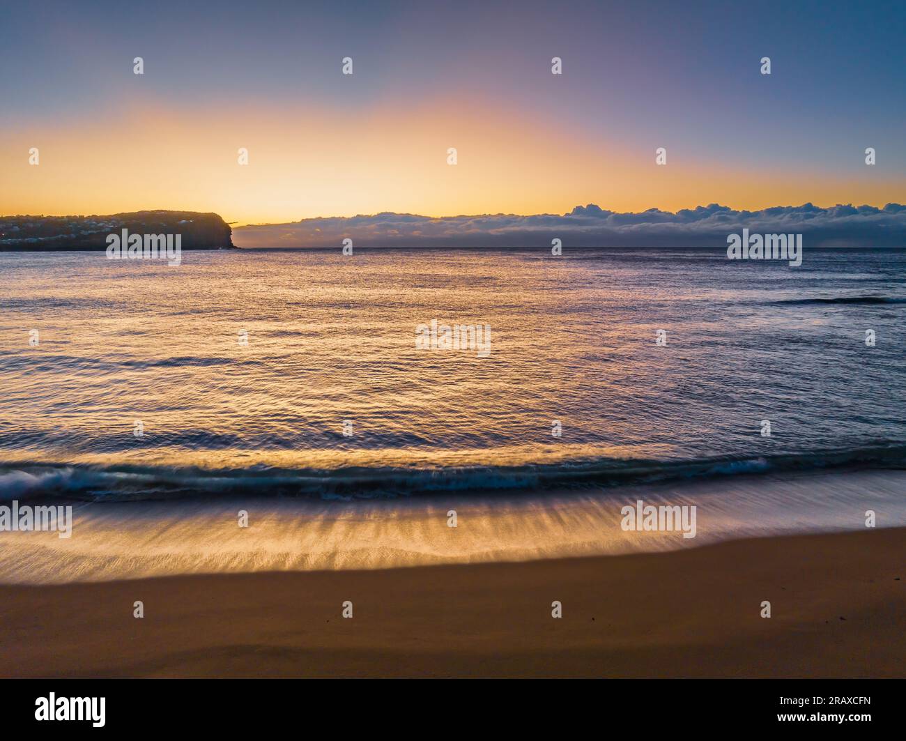 Vista aerea dell'alba con piccole onde a Macmasters Beach sulla Central Coast, New South Wales, Australia. Foto Stock
