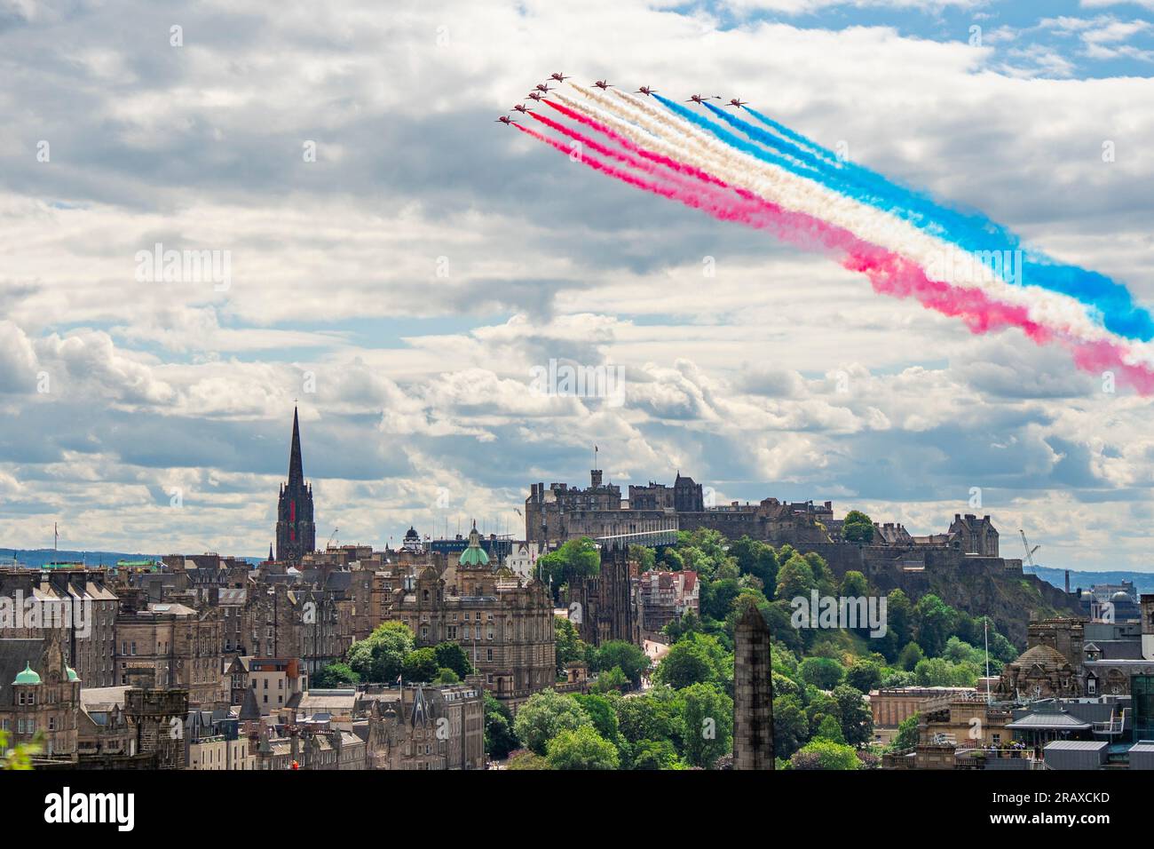 Le frecce rosse della RAF sorvolano Edimburgo il 5 luglio dopo il servizio del Ringraziamento del re Carlo III Foto Stock