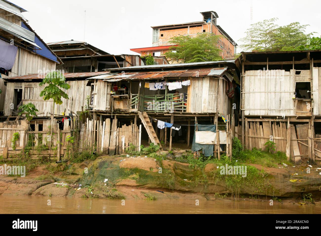 Vista della città di Yurimaguas nella giungla peruviana dal fiume Huallaga. Foto Stock