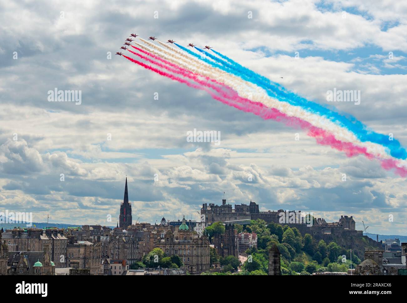 Le frecce rosse della RAF sorvolano Edimburgo il 5 luglio dopo il servizio del Ringraziamento del re Carlo III Foto Stock