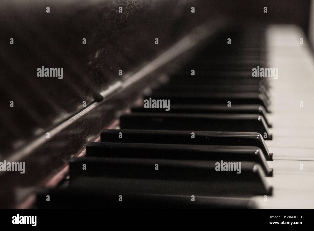 primo piano della vecchia tastiera per pianoforte Foto Stock