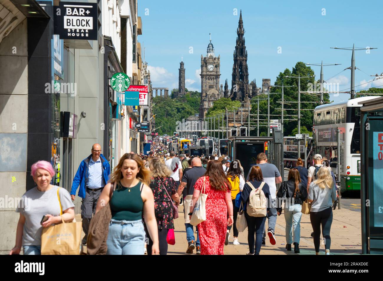 Vista dei membri del pubblico, dei turisti e degli acquirenti sulla trafficata Princes Street con il tempo soleggiato, Edimburgo, Scozia, Regno Unito Foto Stock Vista dei membri del pubblico, dei turisti e degli acquirenti sulla trafficata Princes Street con il tempo soleggiato, Edimburgo, Scozia, Regno Unito Foto Stock