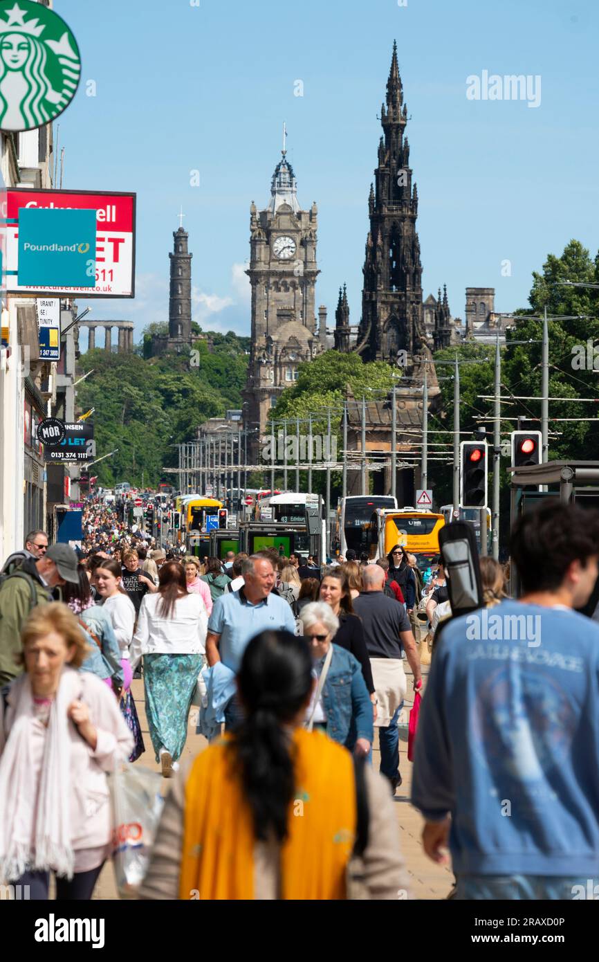 Vista dei membri del pubblico, dei turisti e degli acquirenti sulla trafficata Princes Street con il tempo soleggiato, Edimburgo, Scozia, Regno Unito Foto Stock Vista dei membri del pubblico, dei turisti e degli acquirenti sulla trafficata Princes Street con il tempo soleggiato, Edimburgo, Scozia, Regno Unito Foto Stock