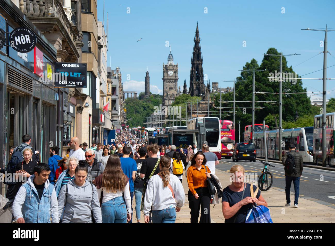 Vista dei membri del pubblico, dei turisti e degli acquirenti sulla trafficata Princes Street con il tempo soleggiato, Edimburgo, Scozia, Regno Unito Foto Stock Vista dei membri del pubblico, dei turisti e degli acquirenti sulla trafficata Princes Street con il tempo soleggiato, Edimburgo, Scozia, Regno Unito Foto Stock