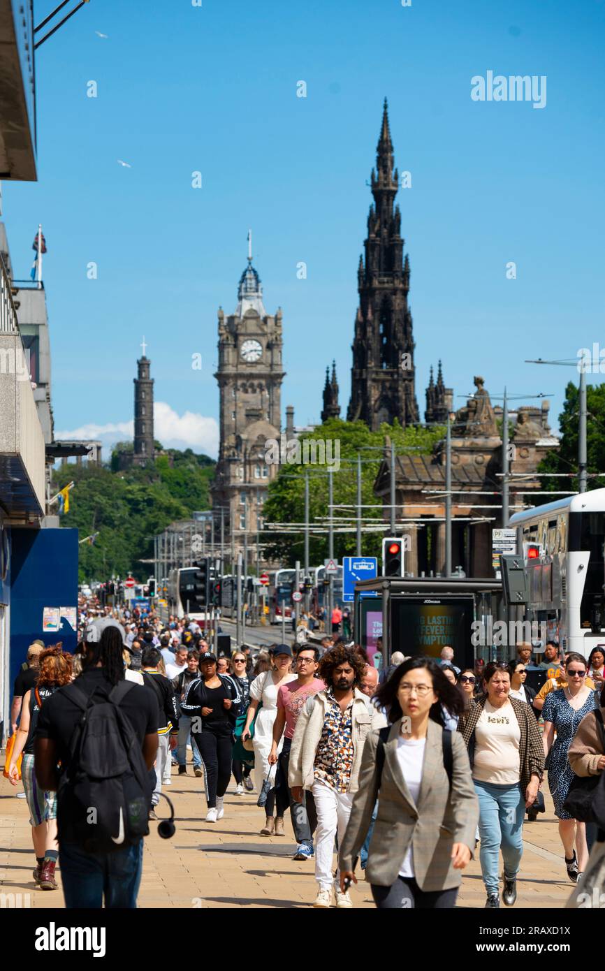 Vista dei membri del pubblico, dei turisti e degli acquirenti sulla trafficata Princes Street con il tempo soleggiato, Edimburgo, Scozia, Regno Unito Foto Stock Vista dei membri del pubblico, dei turisti e degli acquirenti sulla trafficata Princes Street con il tempo soleggiato, Edimburgo, Scozia, Regno Unito Foto Stock