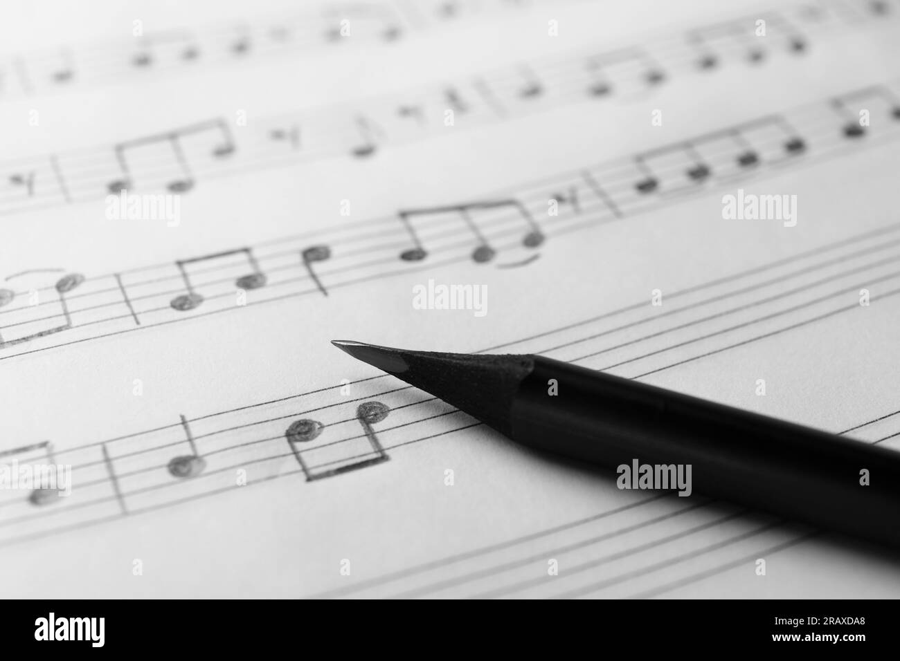 Foglio con note musicali e matita, vista primo piano Foto Stock