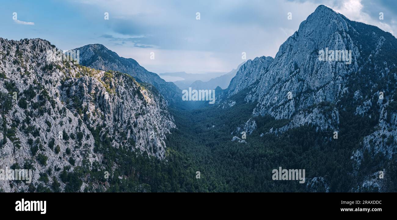 Vista aerea di un passo di montagna e nubi cicloniche nel cielo. condizioni atmosferiche variabili all'aperto Foto Stock