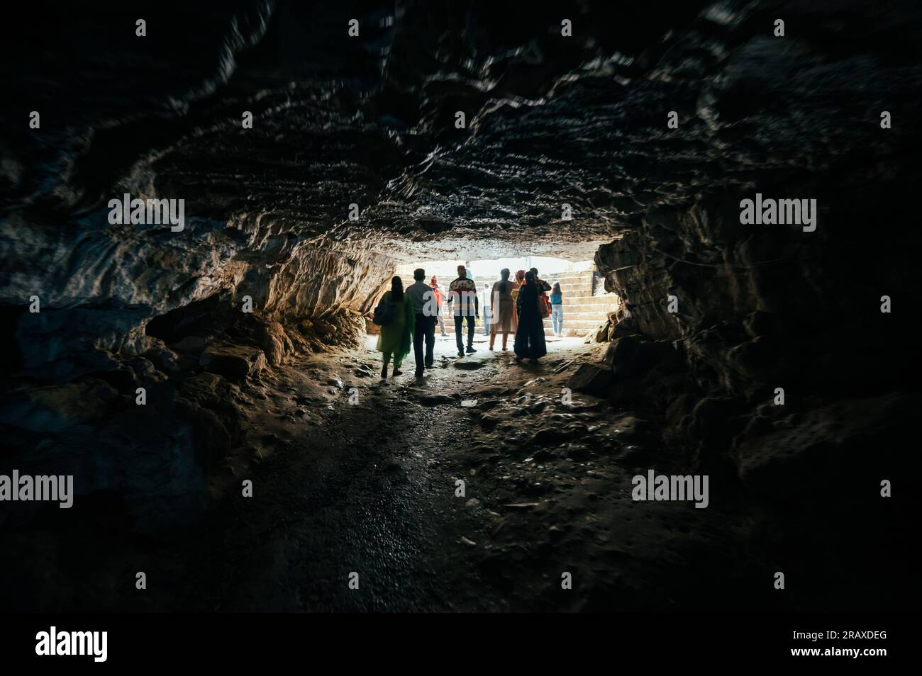 Pokhara, Nepal - 15 aprile 2023: Turisti e abitanti del luogo che visitano la grotta di Mahendra, una grande grotta calcarea vicino alla città di Pokhara, Nepal Foto Stock