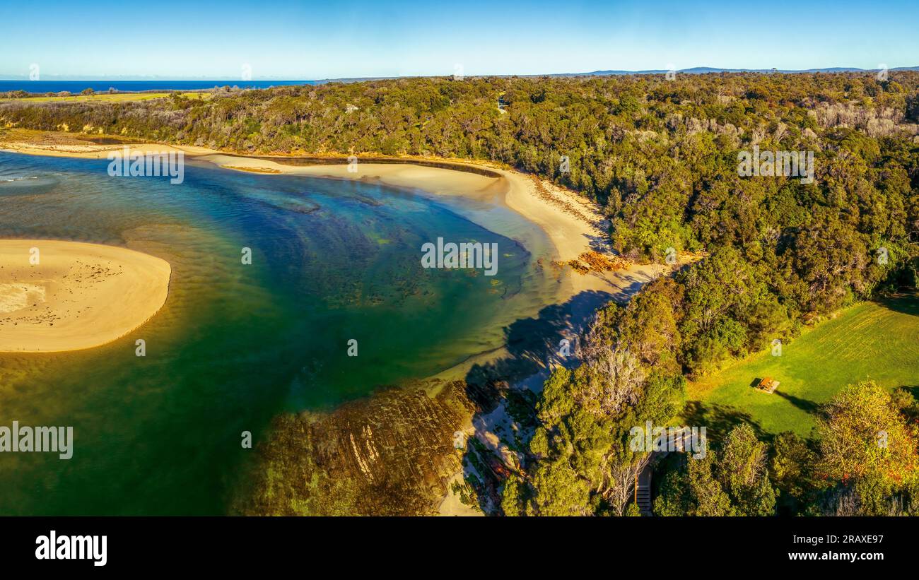 Cielo blu vista diurna della costa sul mare e il fiume Wallagaraugh a Mallacoota, Victoria, Australia Foto Stock