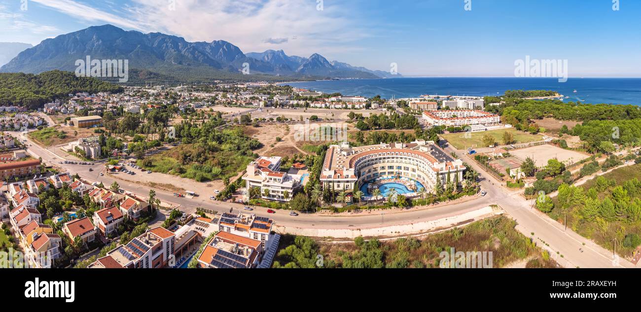 il massimo del relax in un hotel esclusivo, dove un'accattivante foto aerea mostra un tranquillo villaggio resort con un tetto unico e una piscina. Foto Stock