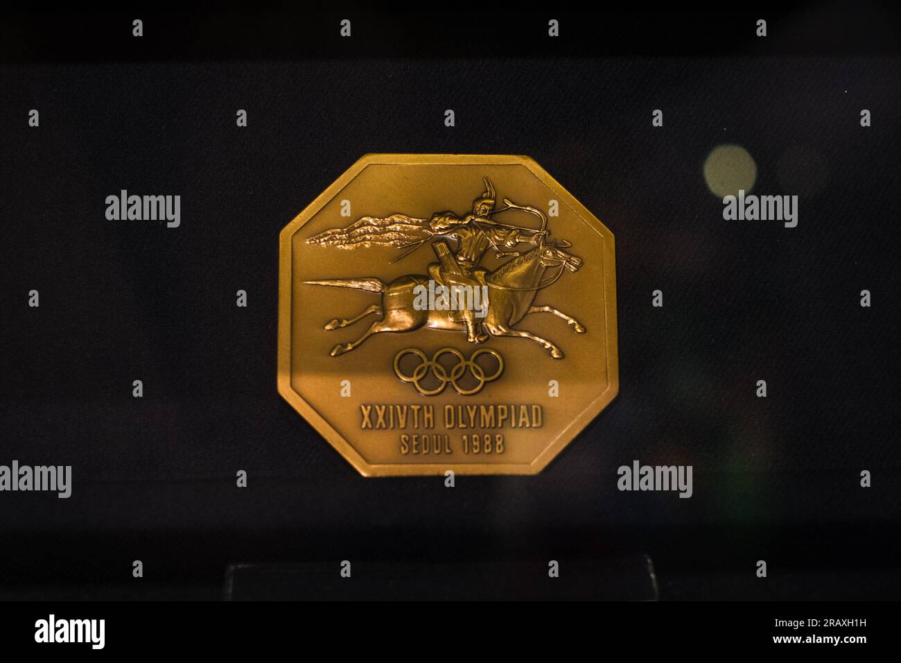 Tartu, Estonia - 10 giugno 2023: Medaglia di partecipazione alle Olimpiadi di Seul 1988. Foto Stock