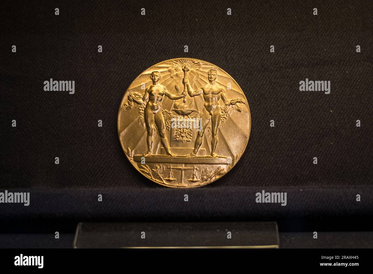 Tartu, Estonia - 10 giugno 2023: Medaglia di partecipazione alle Olimpiadi di Amsterdam 1928. Foto Stock