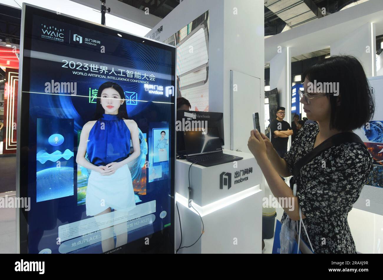 SHANGHAI, CINA - 6 LUGLIO 2023 - i visitatori guardano una persona digitale che presenta le informazioni di base della World Artificial Intelligence Conference 2023 Foto Stock