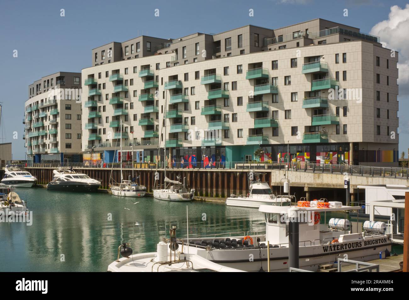 Condomini sul lungomare presso il porticciolo di Brighton nell'East Sussex, Inghilterra. Niente persone. Foto Stock