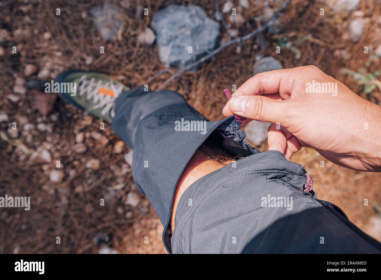 Pantaloni digiunanti per escursionisti e pantaloncini corti con cerniera lampo. Abbigliamento e abbigliamento per esterni Foto Stock