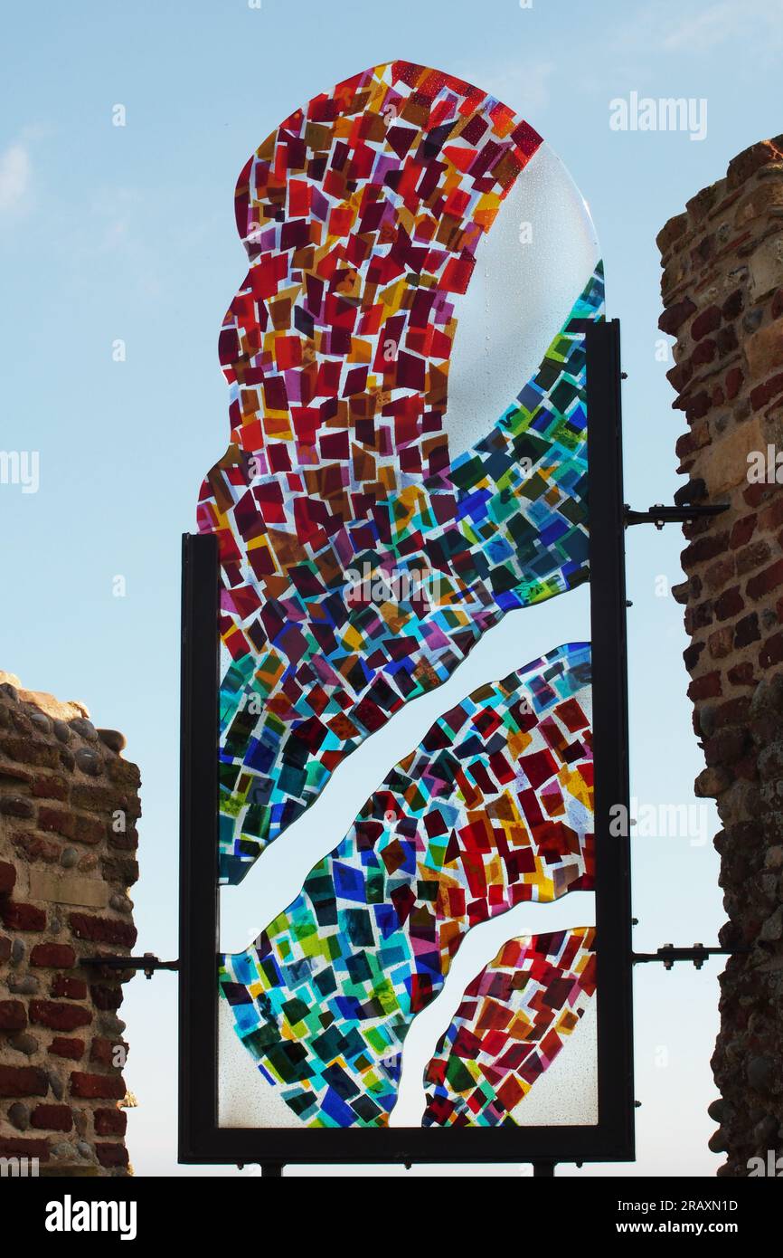 Ammira le opere d'arte in vetro colorato della Minsmere Chapel, Minsmere, Suffolk. REGNO UNITO Foto Stock