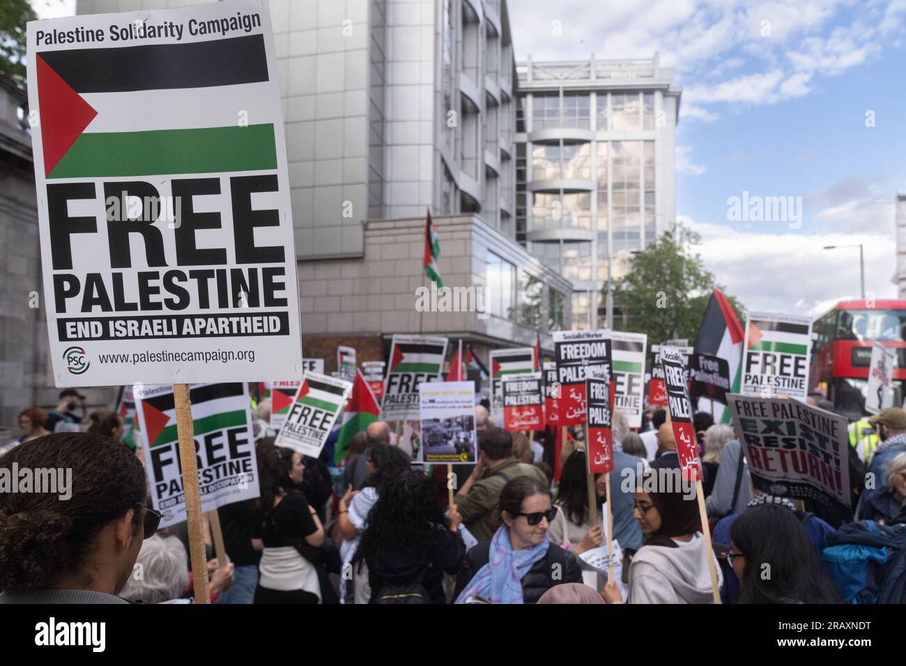I manifestanti si riuniscono fuori dall'ambasciata israeliana di Londra per protestare contro gli attacchi ai fedeli palestinesi Foto Stock