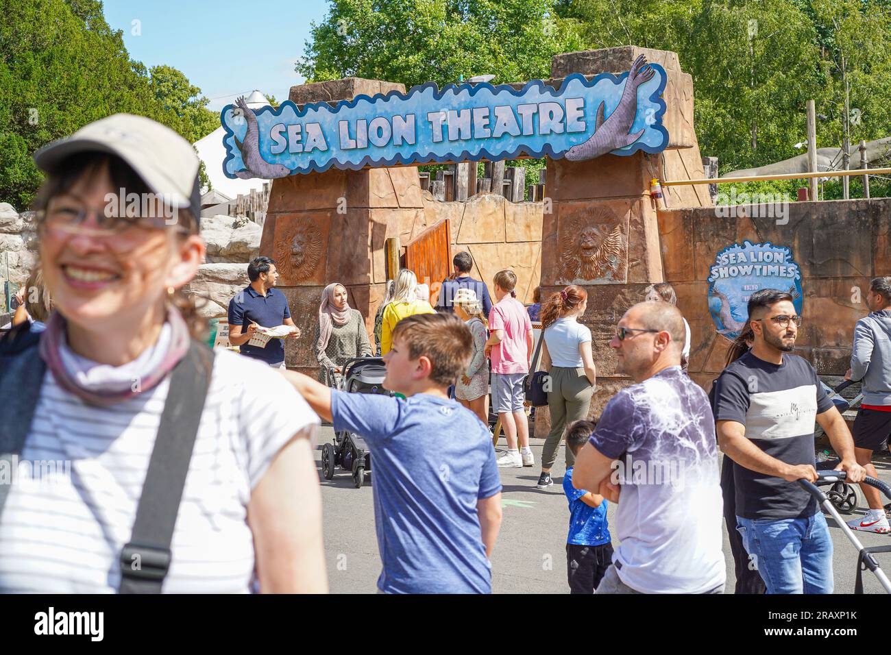 Persone che si godono una giornata di sole fuori dal Sea Lion Theatre al West Midland Safari Park, Bewdley, Regno Unito, estate 2020. Foto Stock