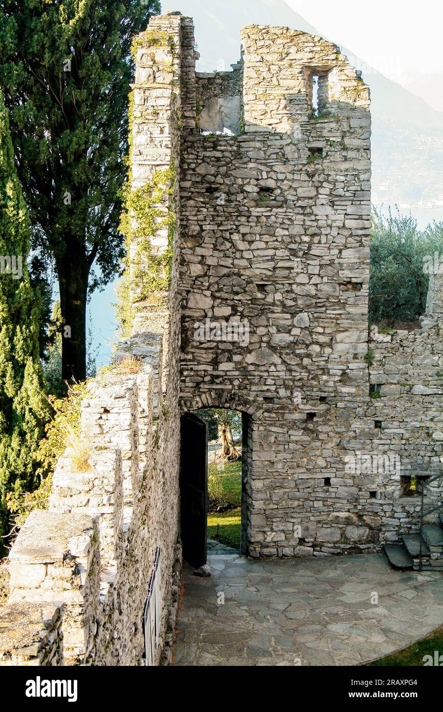 Perledo, Provincia di Lecco, regione Lombardia, sponda orientale del Lago di Como, Italia. Castello di Vezio. Il castello, risalente all'XI secolo d.C., si affaccia e domina la sponda orientale del Lago di Como. All'interno dell'edificio c'è anche una falconeria. le mura del castello. Foto Stock
