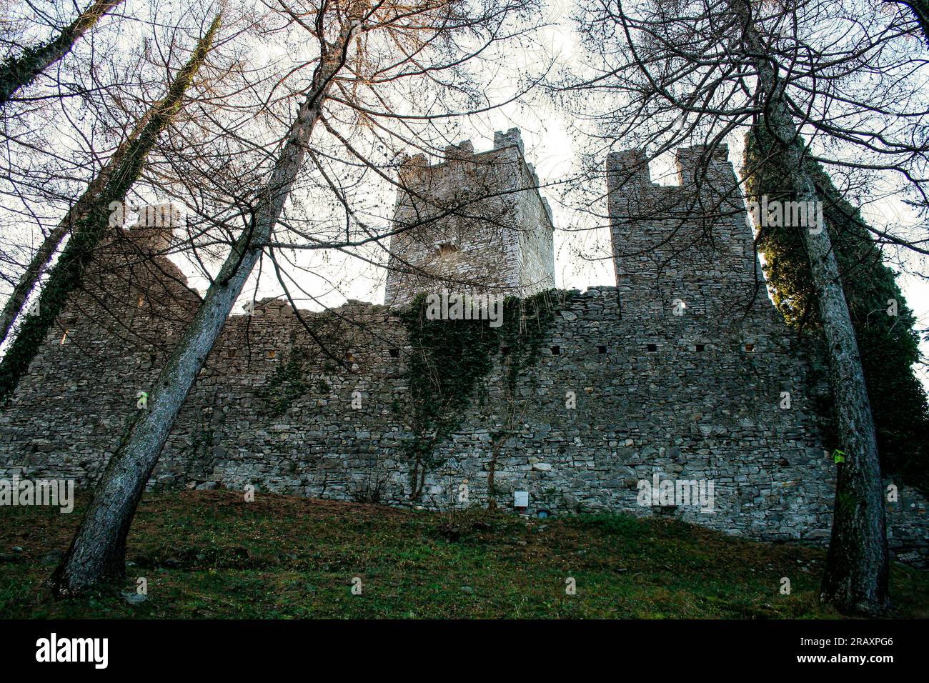 Perledo, Provincia di Lecco, regione Lombardia, sponda orientale del Lago di Como, Italia. Castello di Vezio. Il castello, risalente all'XI secolo d.C., si affaccia e domina la sponda orientale del Lago di Como. All'interno dell'edificio c'è anche una falconeria. Le mura del castello. Foto Stock