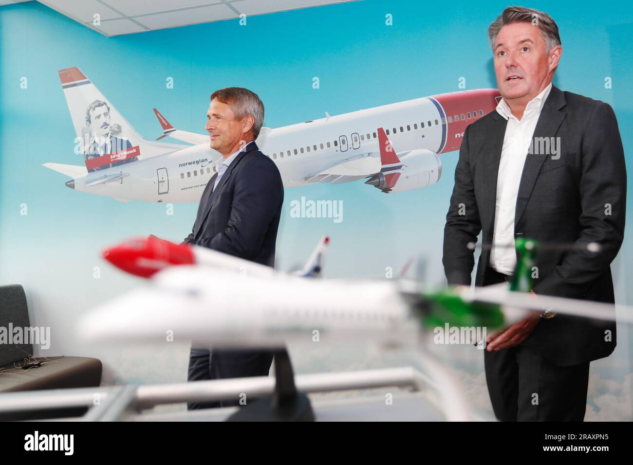 Oslo 20230706.CEO di Wideroe Stein Nilsen (a sinistra) e CEO di Norwegian Geir Karlsen durante la conferenza stampa sull'acquisizione di Wideroe presso la sede centrale di Fornebu. Foto: Frederik Ringnes / NTB Foto Stock