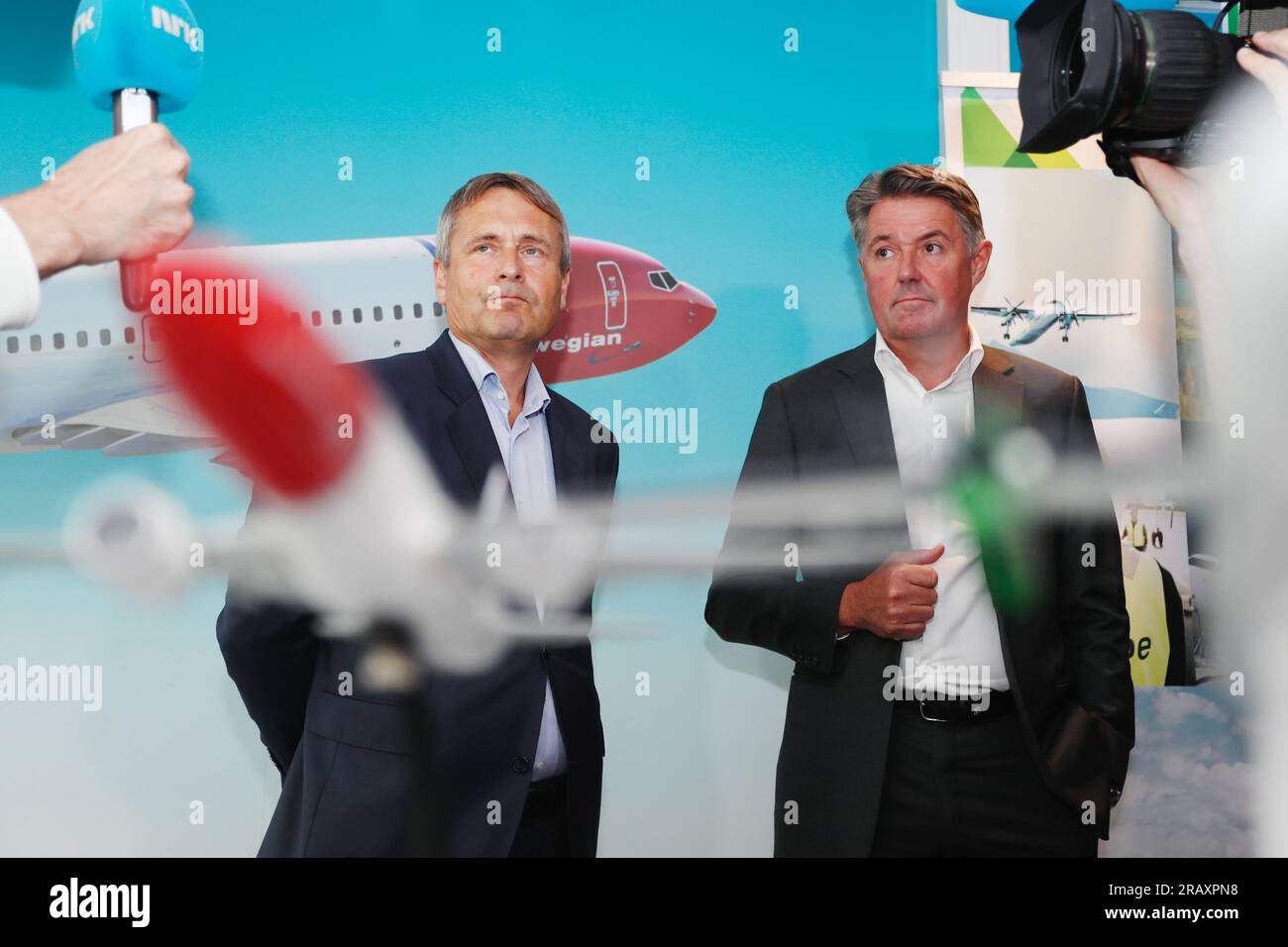 Oslo 20230706.CEO di Wideroe Stein Nilsen (a sinistra) e CEO di Norwegian Geir Karlsen durante la conferenza stampa sull'acquisizione di Wideroe presso la sede centrale di Fornebu. Foto: Frederik Ringnes / NTB Foto Stock