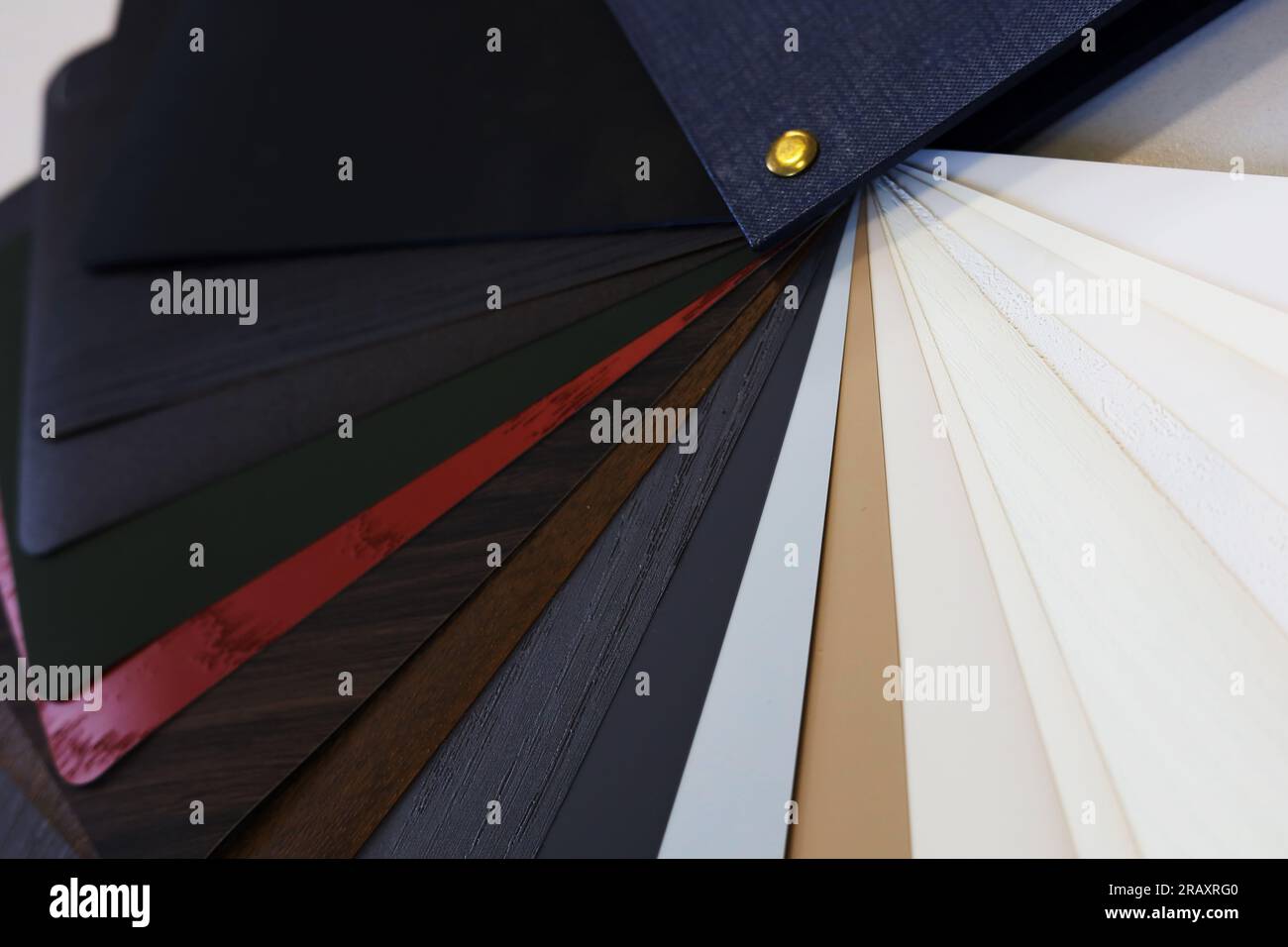 Aprire la guida della pellicola interna del colore campione. Catalogo colori campione Foto Stock