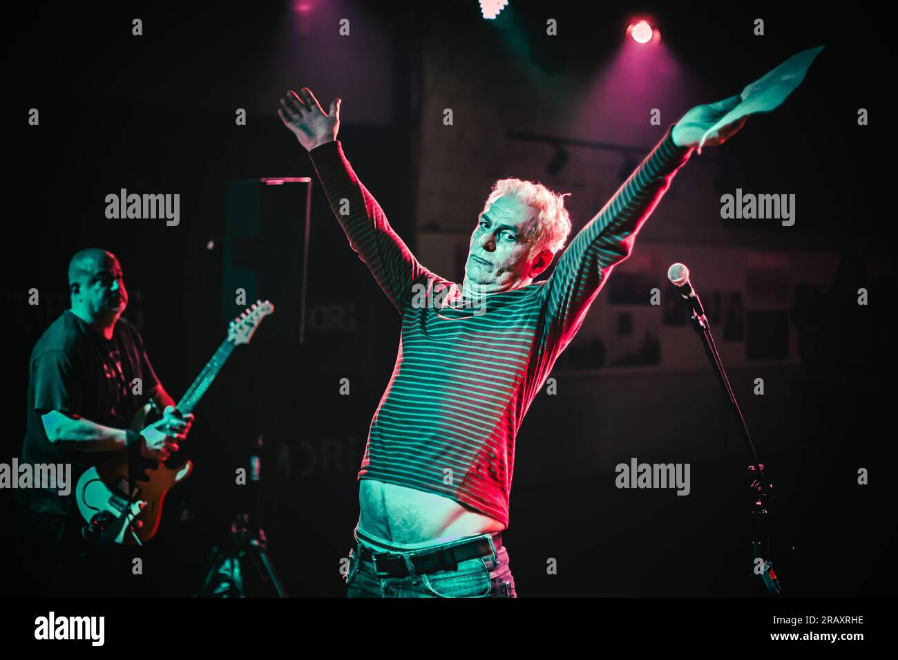 Ritratto ravvicinato del cantante artista durante una performance dal vivo su un palco. Gruppo musicale punk rock Foto Stock