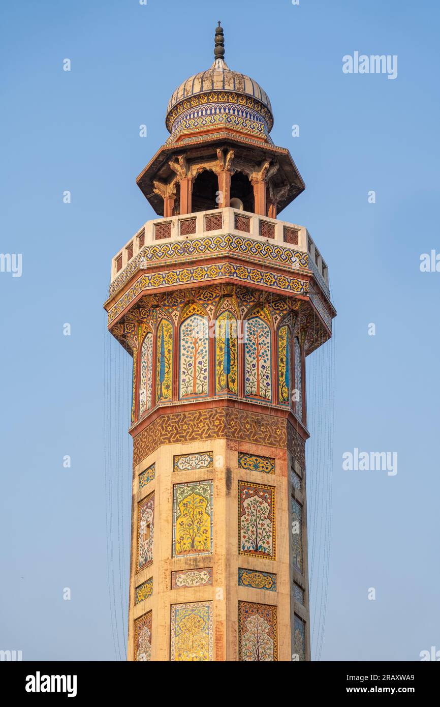 Colorato kashi-kari o decorazione a mosaico di Faience sul minareto della moschea Wazir Khan dell'epoca moghul nella città fortificata di Lahore, Punjab, Pakistan Foto Stock