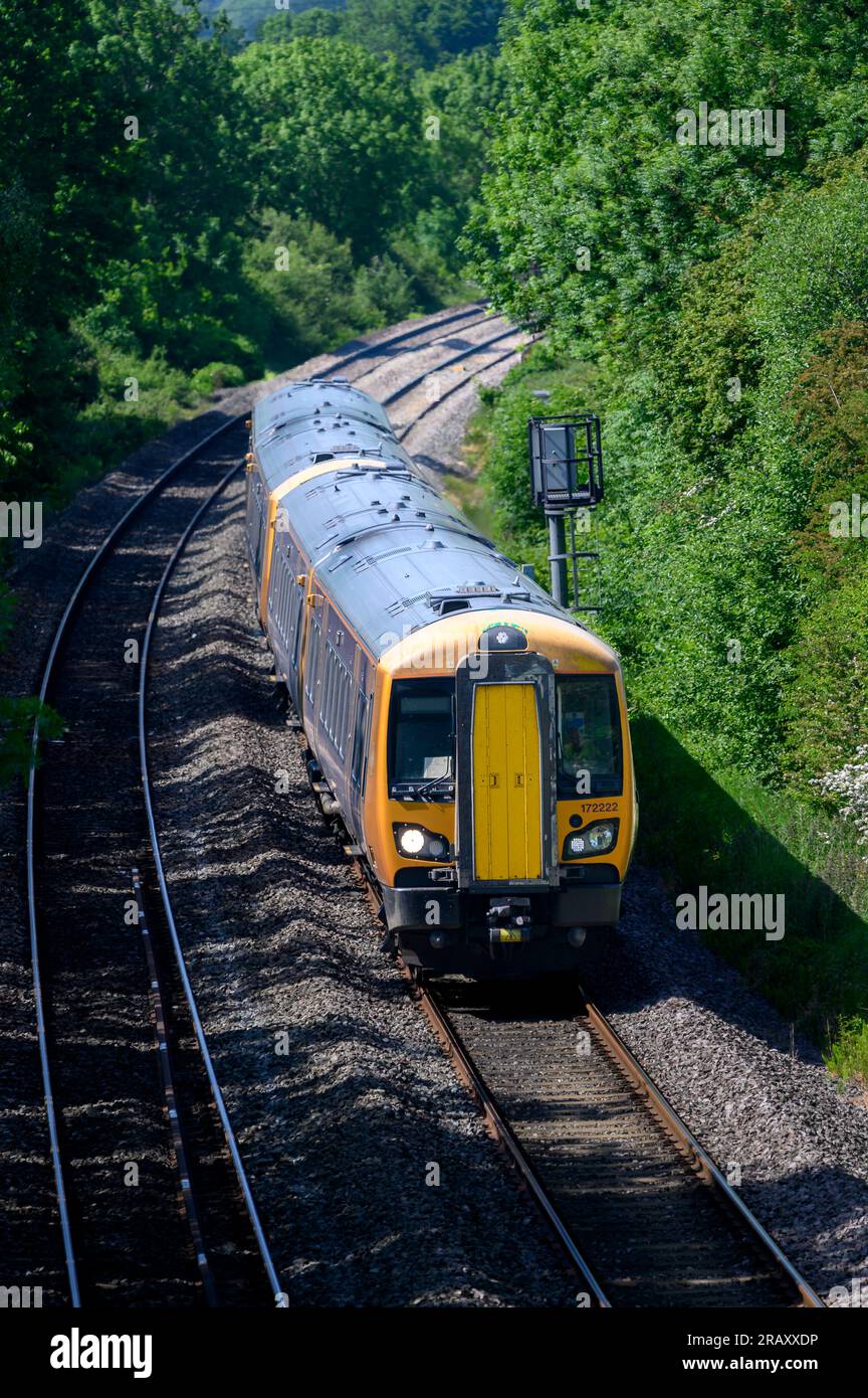 West Midlands treni classe 172 che viaggiano lungo i binari nel Warwickshire, in Inghilterra. Foto Stock
