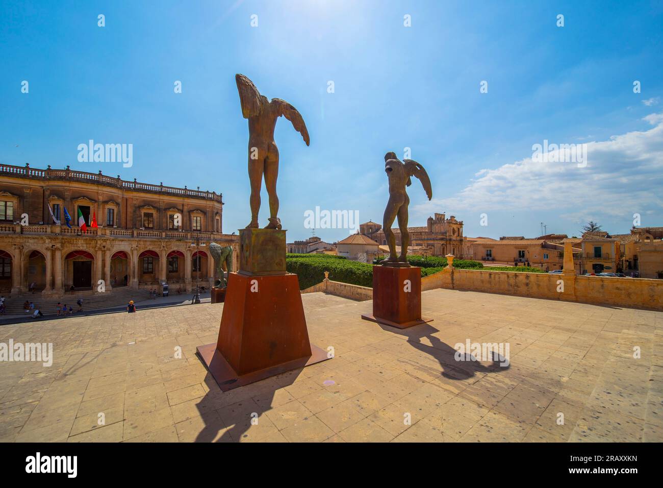 Sculture Mitoraj e Basilica Santissimo Salvatore e Torre del Belvedere, noto, Siracusa, Sicilia, Italia Foto Stock