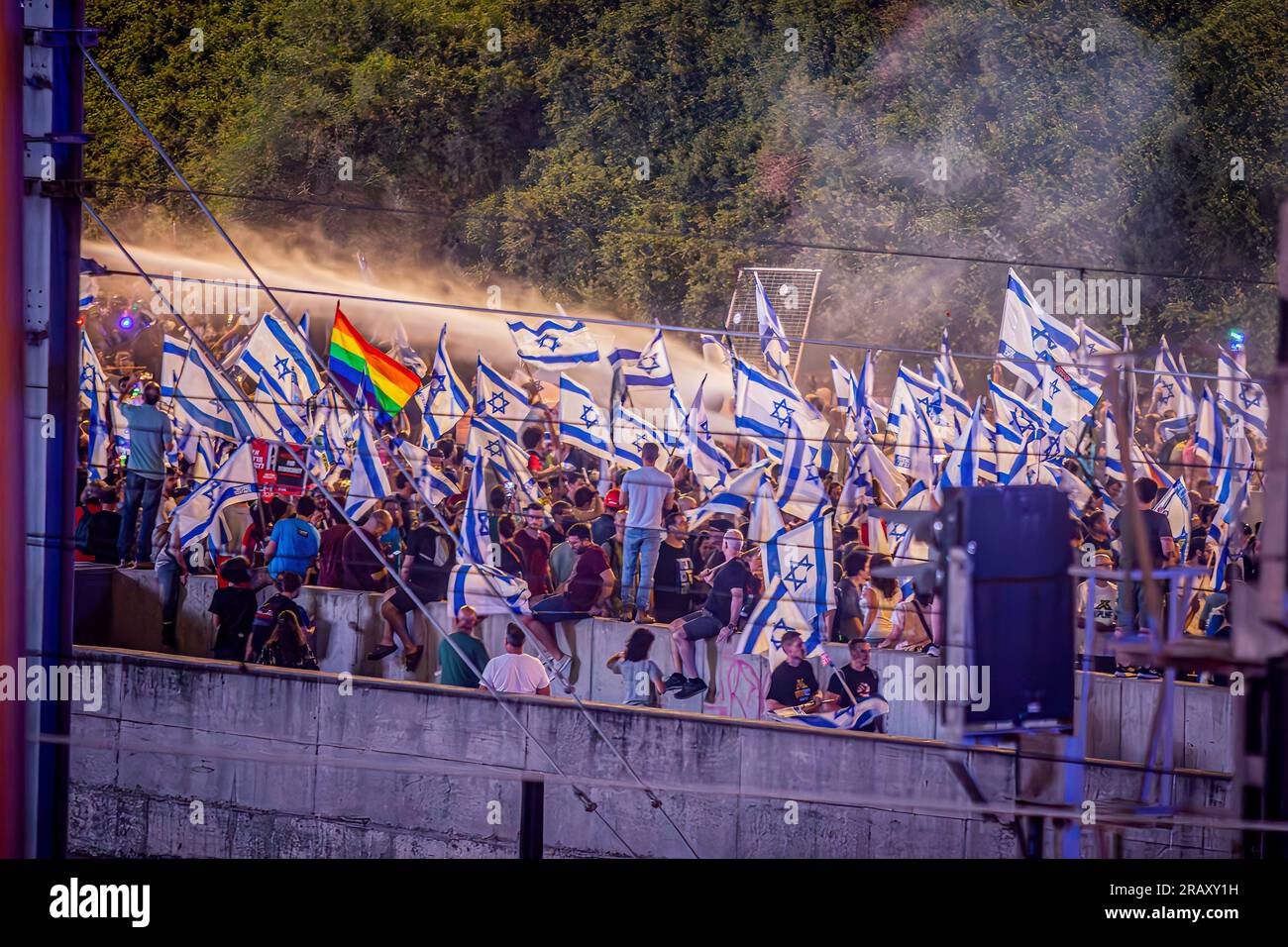Tel Aviv, Israele. 5 luglio 2023. I manifestanti che sventolano bandiere israeliane bloccano l'autostrada Ayalon durante una dimostrazione. Migliaia di manifestanti bloccarono l'autostrada principale di Tel Aviv, le strade principali e gli incroci attraverso Israele in uno spontaneo sfogo di rabbia a seguito delle dimissioni forzate del popolare capo della polizia della città. Credito: SOPA Images Limited/Alamy Live News Foto Stock