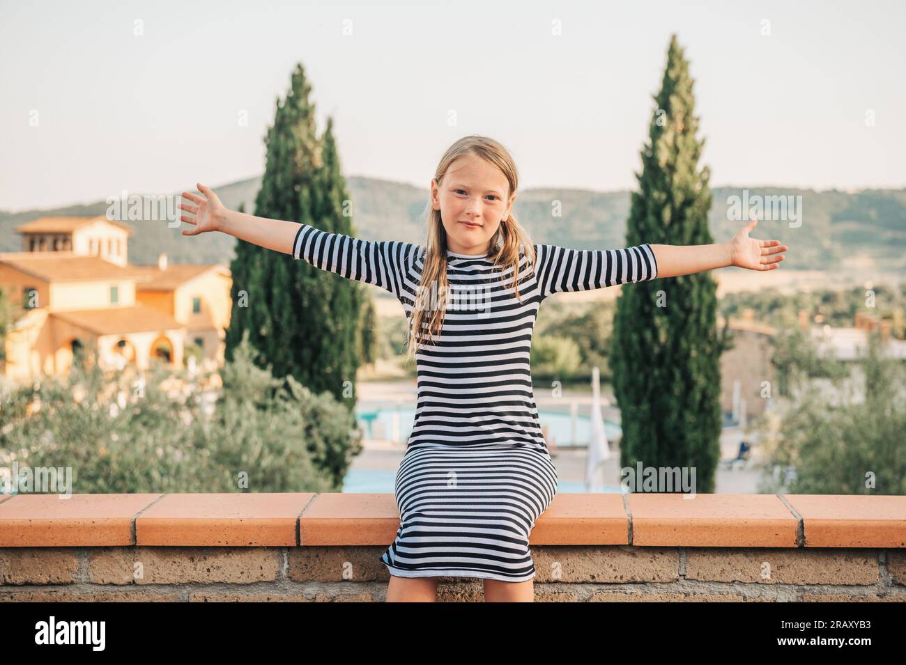 Ritratto all'aperto di una graziosa bambina di 8 anni, immagine scattata in Italia, Toscana Foto Stock