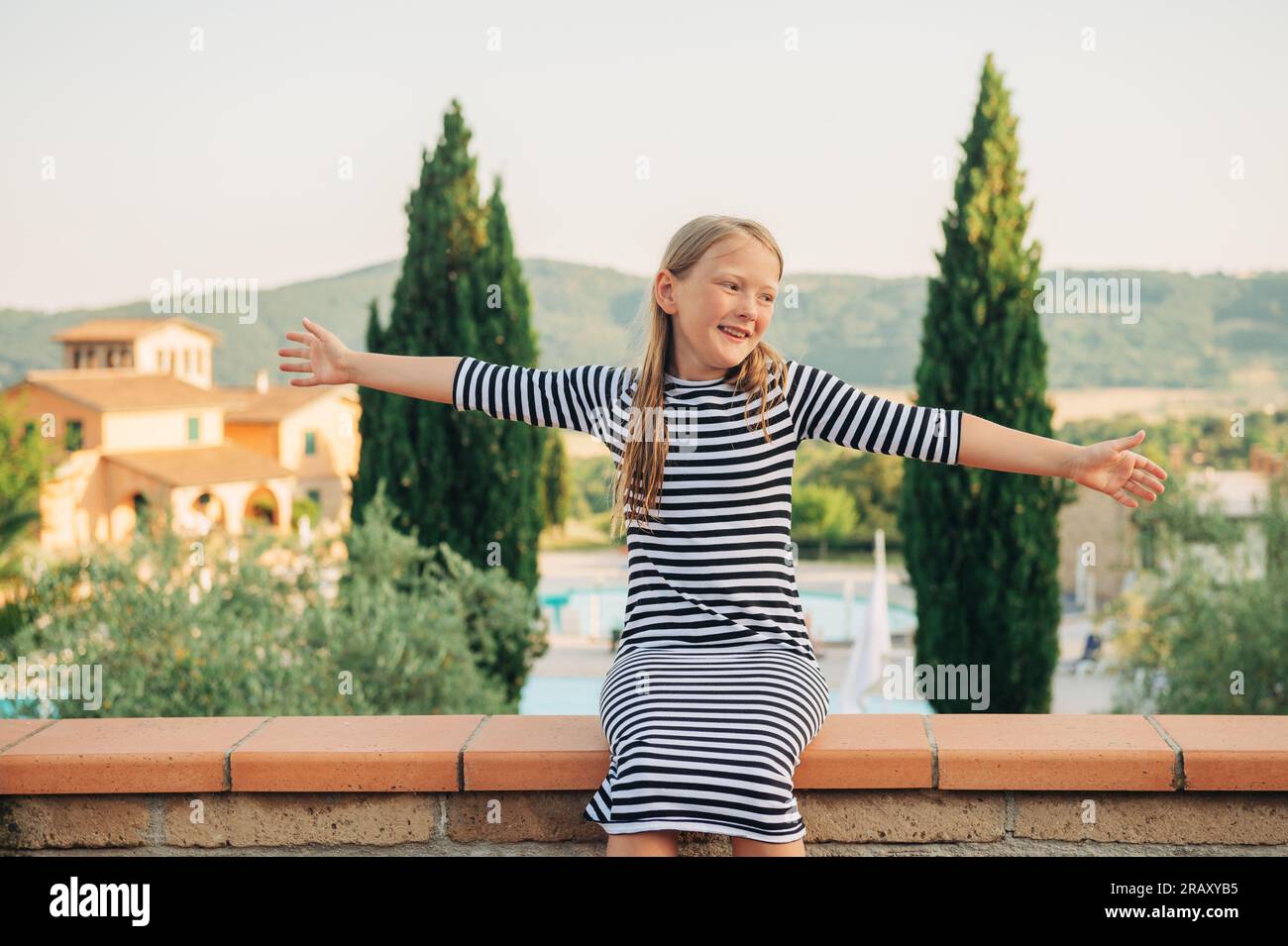 Ritratto all'aperto di una graziosa bambina di 8 anni, immagine scattata in Italia, Toscana Foto Stock