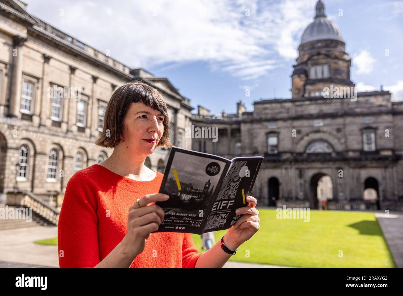Edimburgo, Regno Unito. 6 luglio 2023 nella foto: Kate Taylor, direttore del Festival con il programma Film Festival. L'Edinburgh International Film Festival, che quest'anno è ospitato dall'Edinburgh International Festival, torna per una celebrazione di sei giorni del cinema audace ed eclettico nel cuore della più grande celebrazione delle arti del mondo La direttrice del Festival Kate Taylor si unisce ai membri del team di programmazione di quest'anno per mostrare la loro nuova brochure del festival, ambientata sullo sfondo pittoresco dell'Old College Quad dell'Università di Edimburgo. Crediti: Rich Dyson/Alamy Live News Foto Stock